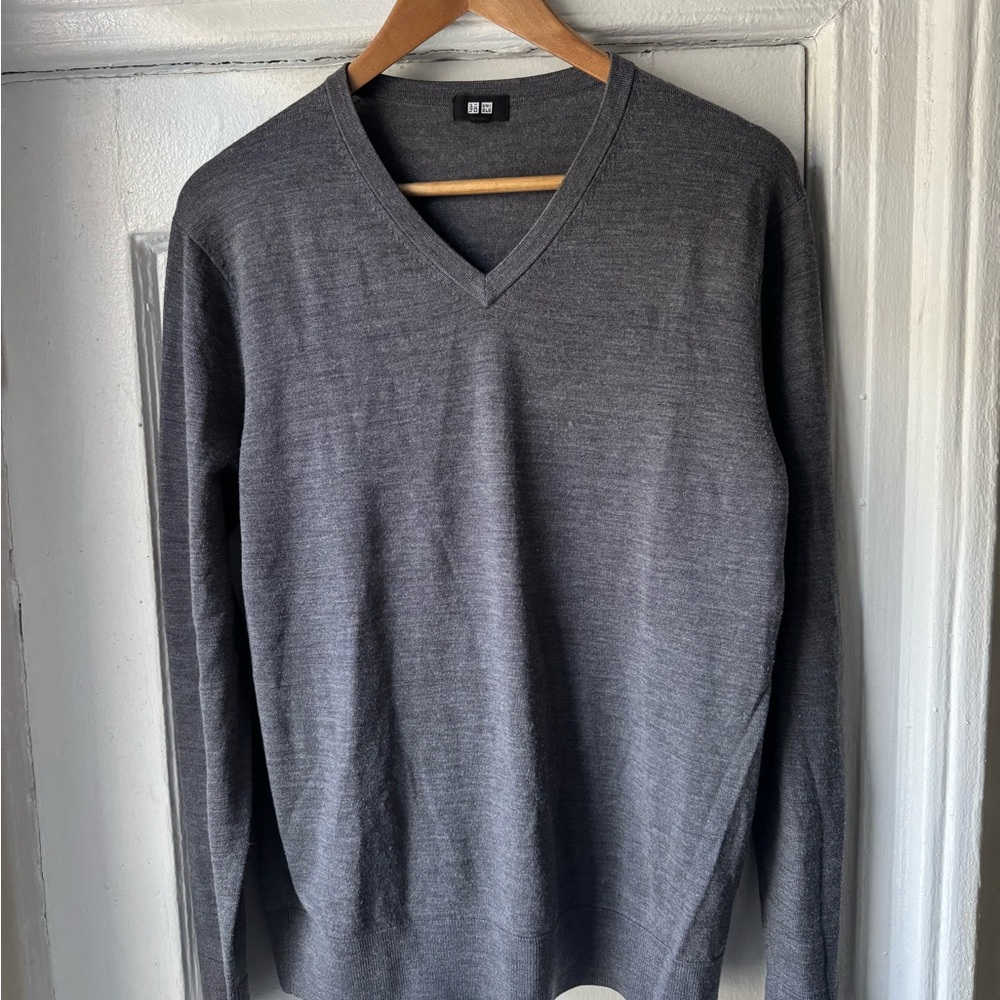 Uniqlo Men's 100% Wool Grey Charcoal V-Neck Sweater
